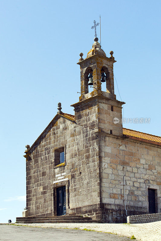 在Porto do Son, Coruña省，西班牙加利西亚的Atalaya钟楼和教堂正面。的观点。